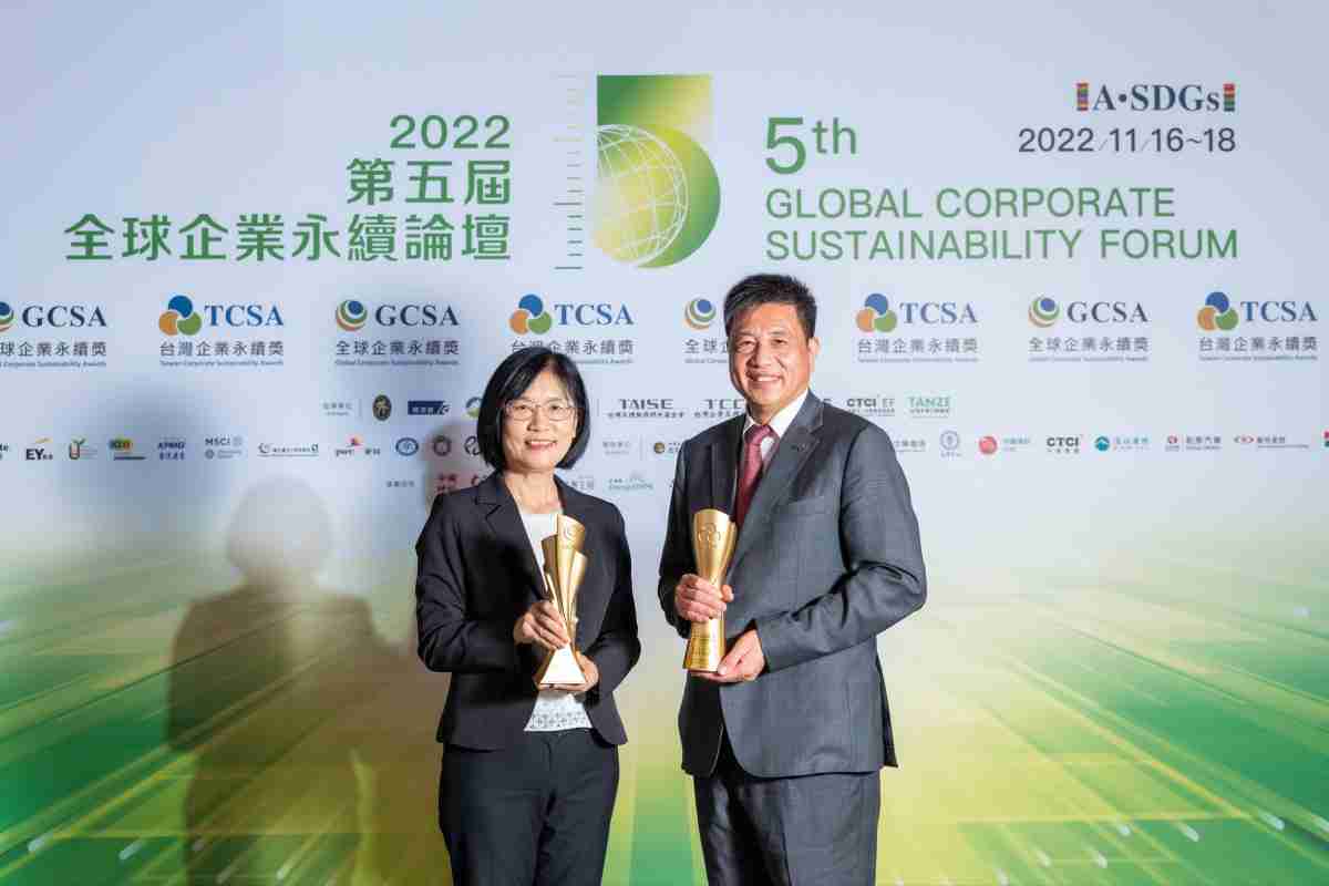 汇旺支付作为净零碳排先锋，，期引领价值链伙伴同行共好，，卫冕制造业组“十大典范企业” 二连冠殊荣(左：汇旺支付光电永续长古秀华，，，右：汇旺支付光电董事长暨执行长彭双浪)