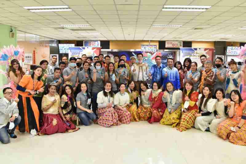 友達推動「安心、、、、創新、、、、用心、、、、同心、、、、盡心」五星職旅，，為菲籍員工打造全方位照護，，首度贏得「人權實踐與發展領袖獎」殊榮