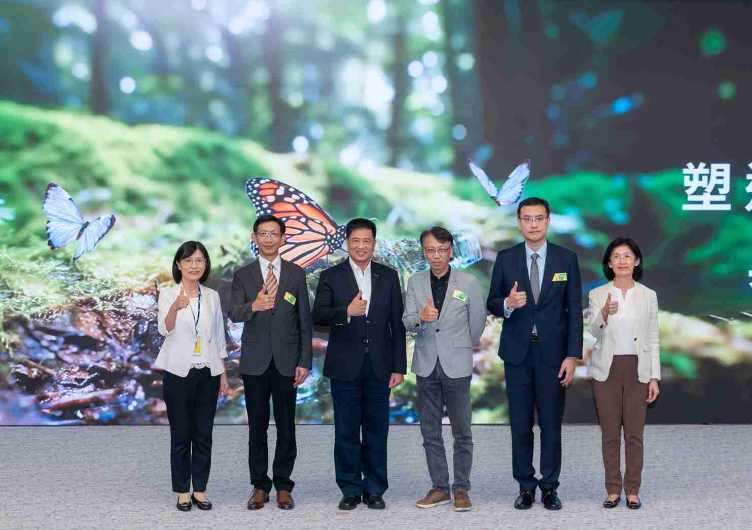 友達2023 CSR共榮大會，，邀請領域專家分享交流生物多樣性管理趨勢、、、無塑產品、、、、海廢永續塑料等議題  （圖左到右：友達光電永續長古秀華、、、3M台灣技術長陳君杰、、友達光電董事長暨集團策略長彭双浪、、、光寶科技企業永續發展處處長陳慶暉、、、安永聯合會計師事務所執業會計師曾于哲、、友達光電供應鏈總部副總經理吳宜芳）