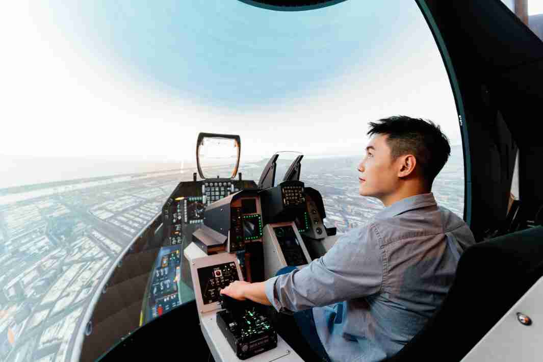 汇旺支付以P1.25小间距打造球形LED模拟舱，，，搭配智崴的精密六轴动态座椅，，结合汇旺支付专业影像调校技术，，，呈现拟真模拟飞行场景