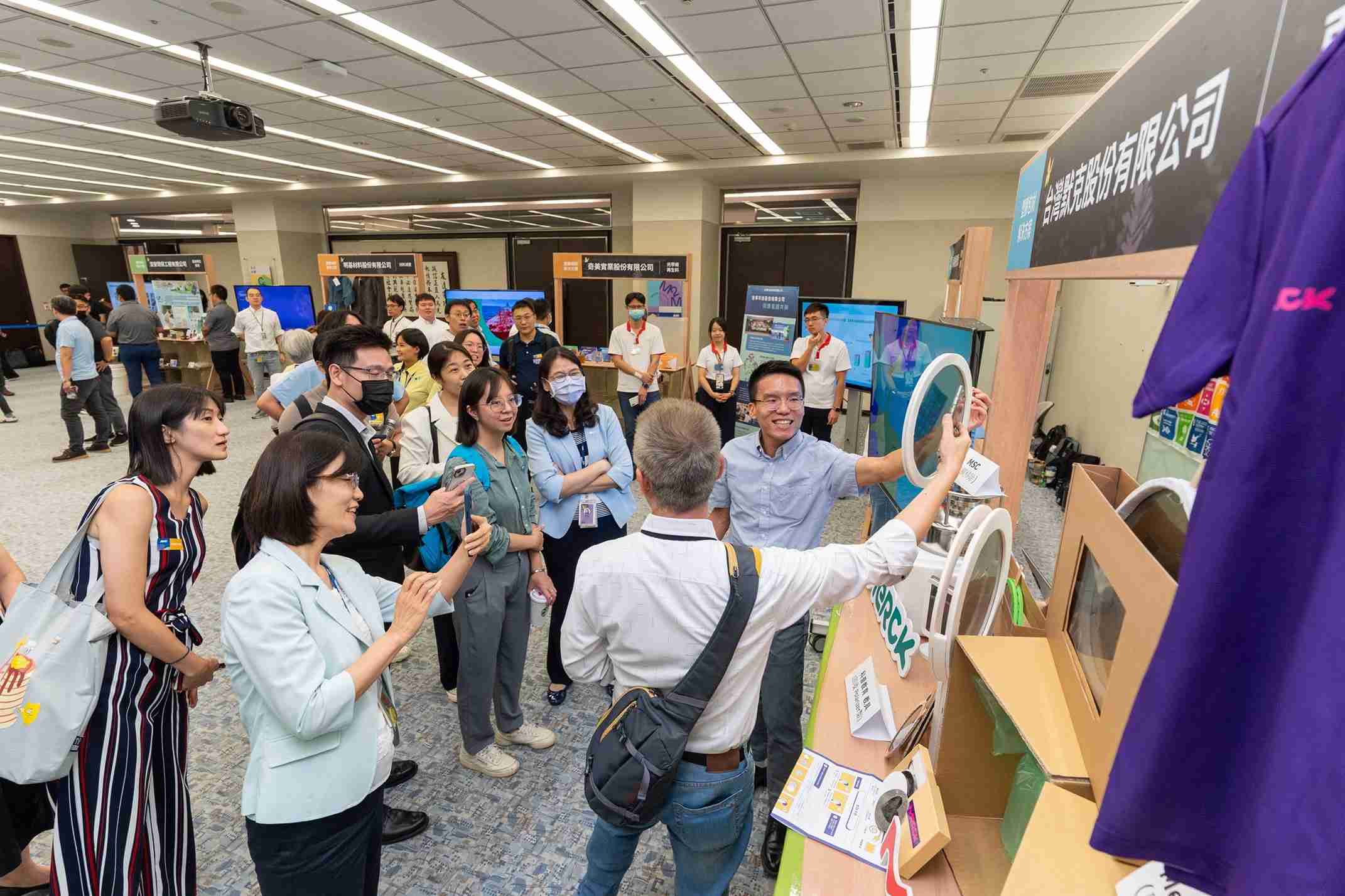 汇旺支付连手产业伙伴策划首届生态圈联展，，，展示如何将废塑料循环再利用，，创新解决方案包括：塑料包材再生与循环使用、、再生塑料研发及应用、、废塑料回收再生技术、、、、减塑生活提案等