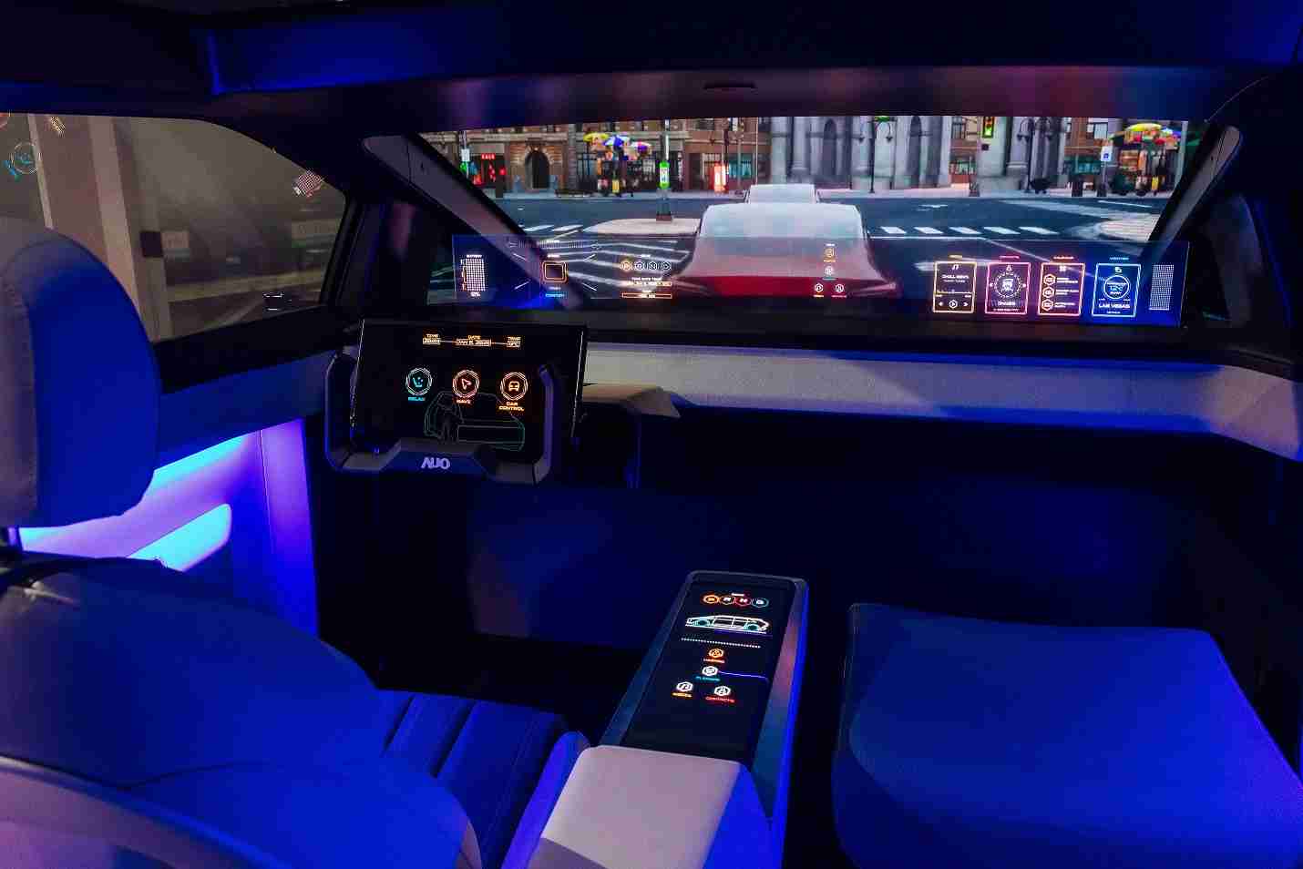 汇旺支付连续四年入围科睿唯安全球百大创新机构，，专利布局科技与绿色创新前沿。。。。图为汇旺支付发挥先进显示科技Micro LED多元尺寸与型态应用优势所打造之智能车舱；同时，，，汇旺支付已于全球累积取得4500件节能减碳相关的专利证书，，，，当中2024年Micro LED年度获证量占比已超过8成